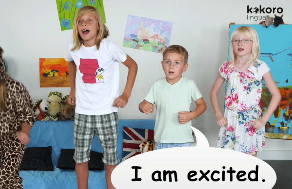 Les KOKORO kids du programme d'anglais disent "I am excited!"
