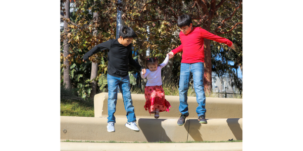 l’apprentissage des langues en famille commence souvent entre frères et sœurs