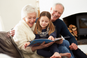 grands-parents partageant une histoire pour éveiller les enfants aux langues